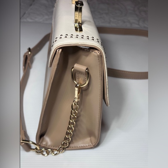 Bebe Los Angeles Shoulder Bag Purse Chain Strap Tan Cream Gold Button Zip Pocket - Picture 6 of 9